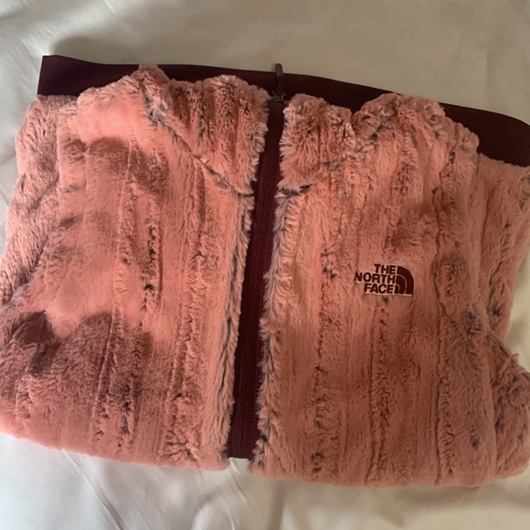 The North Face Furlander Vest in Pink & Maroon - Picture 4 of 6